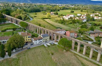 La Dimora dei Conti, Indulge in a Country Farmhouse Apartment with Jacuzzi Facing the Town! - Foto 113