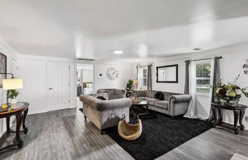 Rose Porch, Historic home on acre lot 25 min from Nashville - Photo 9