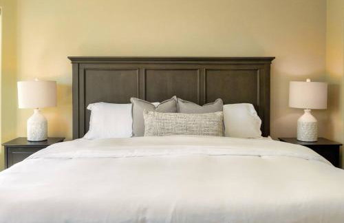 StayShores Chic Retreat – Pool HotTubSweet Sleep - Photo 13