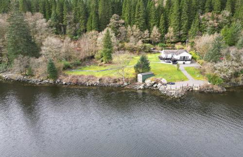 WATERSIDE 3 BED COTTAGE, HOT TUB, SAUNA, PVT BEACH - Foto 9