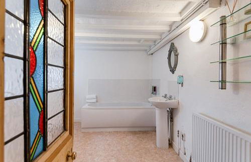 1 Bed Home - Parking - Great for Contractors - Foto 12