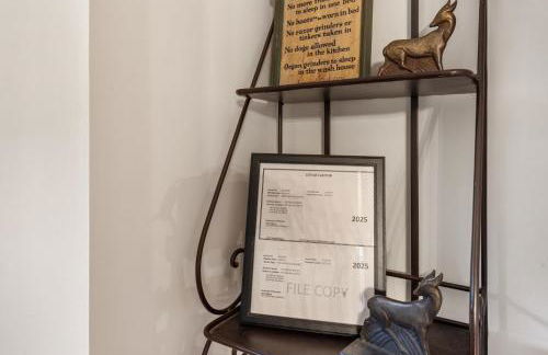 Stylish Mountain Retreat with Sunroom and Pergola - Foto 58