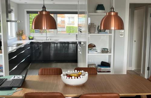 Stylish 3 Bedroom with Balcony and Amazing View - Photo 3