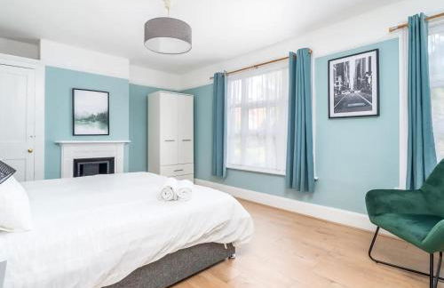 "FurnishedRentals Direct" WiggenHouse Stylish 3 Bedroom house Sleeps 8 with Free Parking, 2 Bathrooms, near to Watford High Street and Watford Football Stadium, Suitable for visiting Harry Potter Warner Bros Studio and London - Photo 12