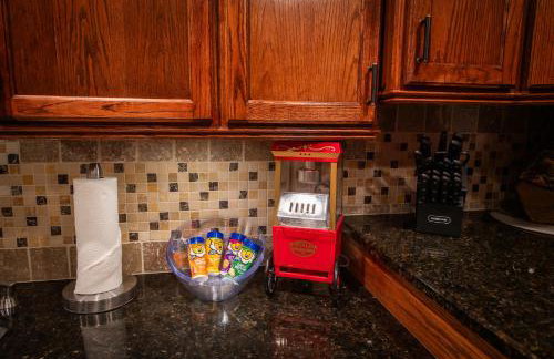 Myrinn-Hobbit Cottage on the Creek Storybook Stay - Foto 17