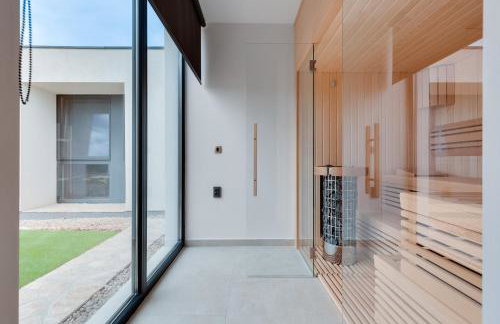 Luxury Spa Villa w Heated Pool, Jacuzzi & Sauna - Photo 32