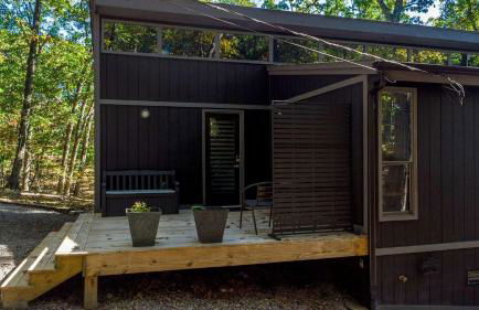 Modern Forest Cabin with Hot Tub, Screened Porch & Resort Access Near Hedgesville, WV - Foto 34