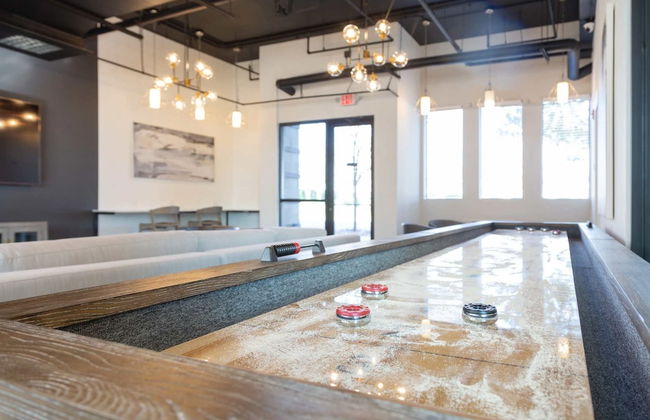 Uptown 1st Ward Corner Unit Superior 2BD Apt - Foto 49