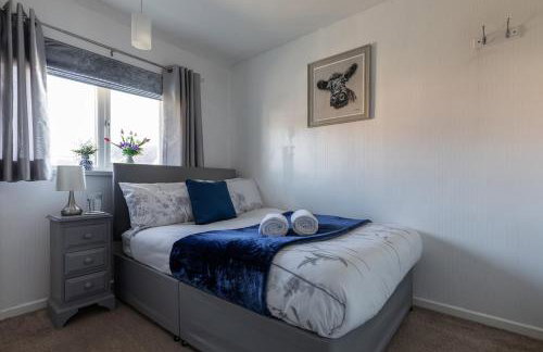Clicketts - 3-Bedroom, Full Entire House, Sleeps 6 guests, Free wifi, Street Parking, Smart TV, Basildon, Essex London - Foto 10
