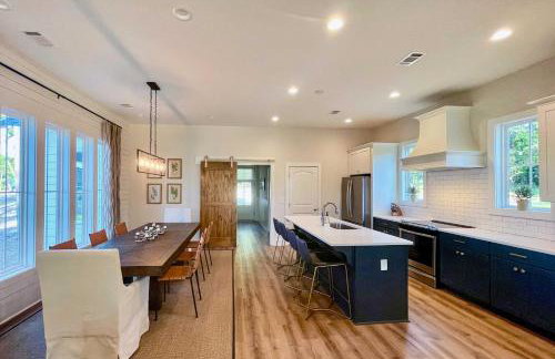 Luxe Lakefront Getaway with Porch and Water View! - Foto 10