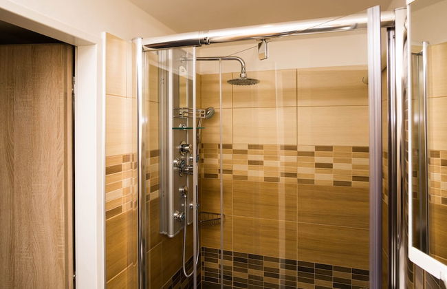 School Apartment by metro stop Vyšehrad - Foto 25