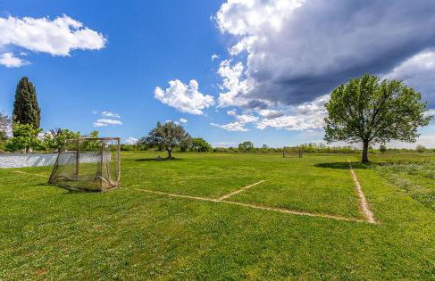 Ferienwohnung mit WLAN, Klima, Parkplatz, Grill und großem Garten zum Fußball spielen - Foto 2