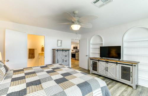 Waterfront Home with Deck and Pool in City-by-the-Sea - Foto 11