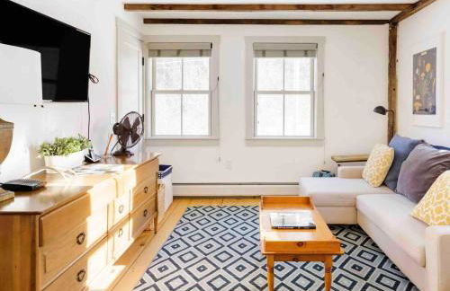 Entire Enchanting, Light-Filled 1830 Farmhouse - Foto 37