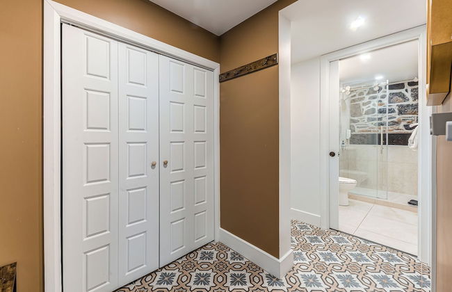 Elegant 1 Bedroom Suite - Photo 2