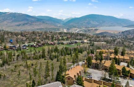 Cozy 2BR with Great Views Near Trails - Photo 24