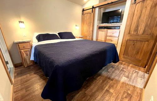 Peaceful Lakefront Tiny Cabin Nestled in the Sabine National Forest for a Romantic Escape in Hemphill, Texas - Foto 13