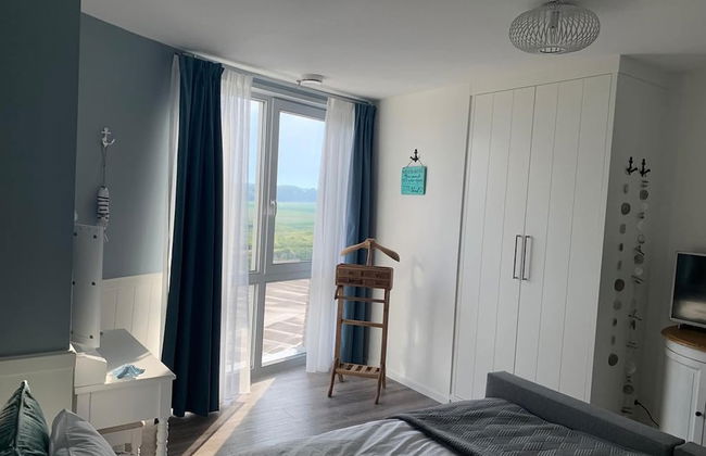 Modern Retreat With Private Sauna - Photo 6