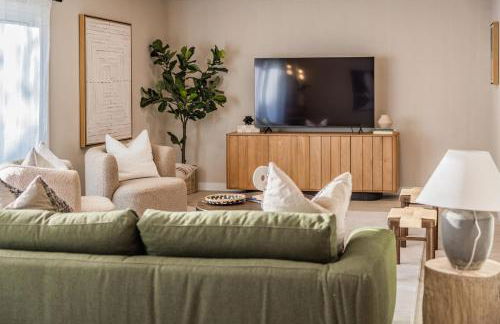 @ Marbella Lane - Vibrant & Chic Designer Home - Photo 8