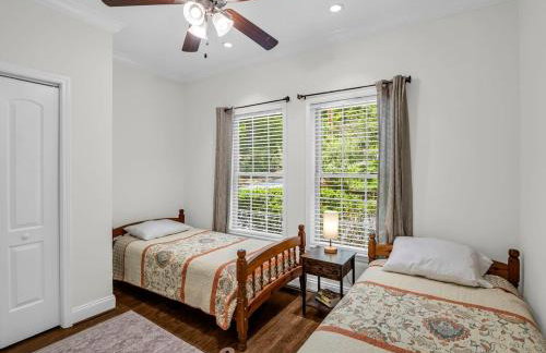 Peaceful Lake Lure Cabin, Hot Tub, Huge Screened Porch, Private Beach - Foto 26