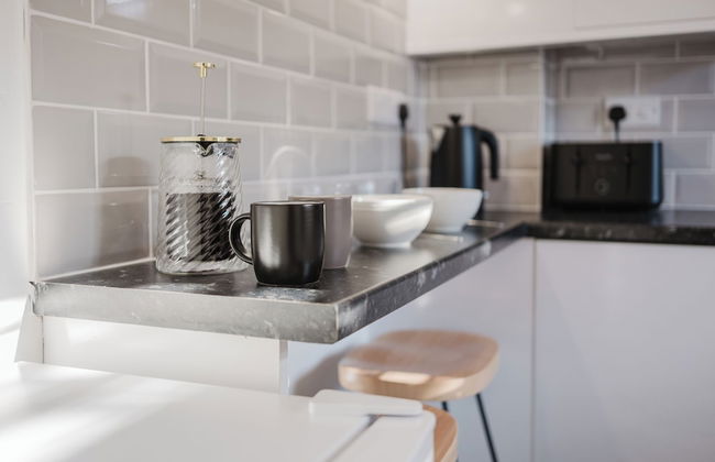 Corner House - Bright 2BD in Cheltenham - Photo 26