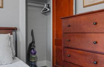 Cozy & Warm 2nd Flr Mid Term Rental - Photo 13