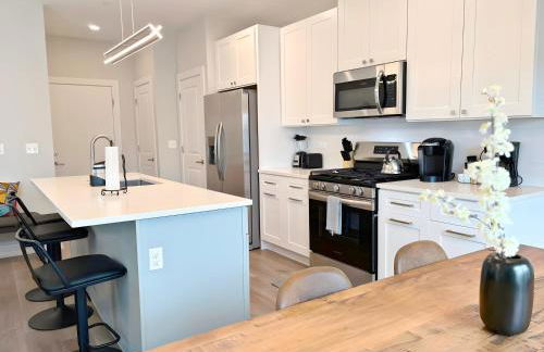 4BR Townhouse with Lake View & Parking - Sleeps 10 - WV rep 3 - Foto 10