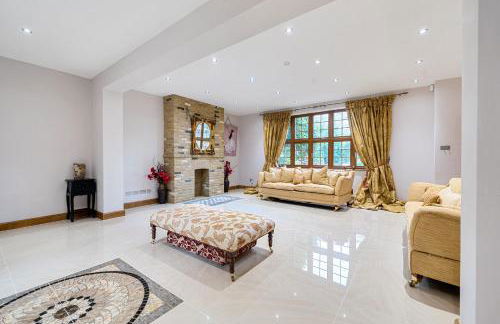 Kingswood 6 Bed Mansion, Tennis Court and Cinema - Foto 1