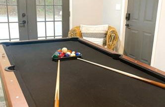 Waterfront Retreat with Spectacular Interior, Jacuzzi and Game Room in NC - Foto 48