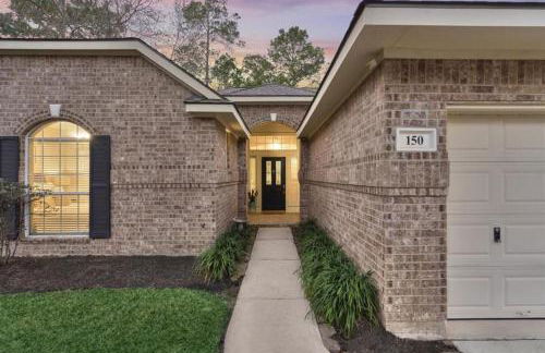 Lovely Woodlands home w/heated pool and spa! - Foto 21