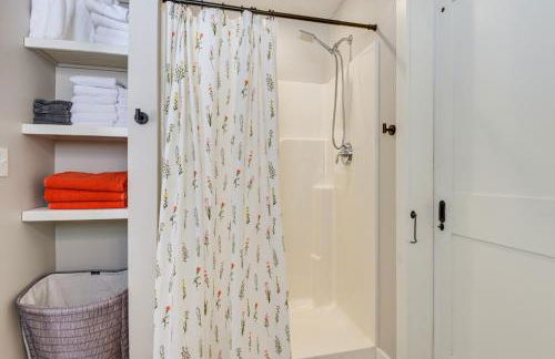 Bradford Group Getaway! Cabin with Deck and Fire Pit - Foto 14