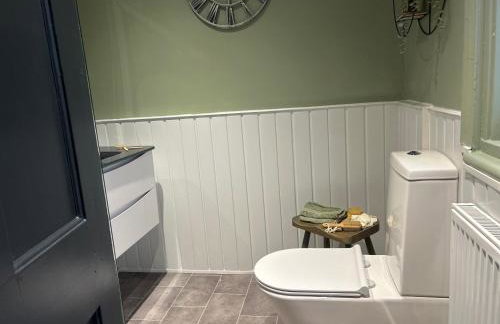 Park View is a beautiful whole entire house close to town centre, sleeps 8 in 4 rooms, 2 doubles and 4 single beds with 2 shower rooms, available for holidays, insurance stays, trades people, contractors, pets welcome - Foto 37