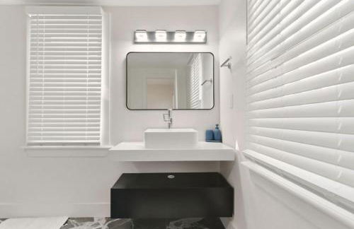 New Modern Updated Secure and Private Home - Foto 33