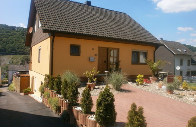 Modern Holiday Apartment With Large Garden Near the River Moselle - Photo 1