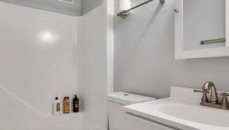 Chic Minimal Farmhouse 1 BR Near Duke Hospital - Foto 3