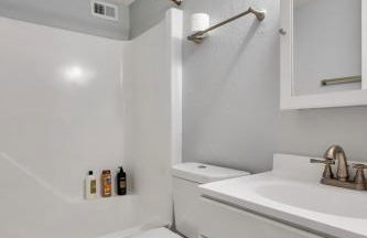 Chic Minimal Farmhouse 1 BR Near Duke Hospital - Foto 3