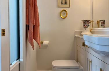 Boutique High Street Apartment In Crickhowell - Photo 31