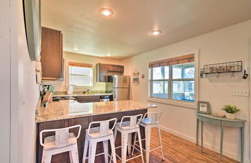 Resort Cabin with Nearby Pool and Lake Access! - Foto 8