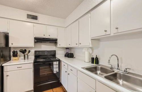 Your 2B Getaway - Walk Dtwn - Sleeps 6 - Pool and Prkg - Foto 21