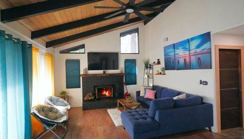 Beautiful Renovated Cozy Forest Home with Hot Tub in Crestline - Foto 3