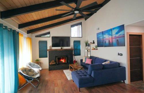 Beautiful Renovated Cozy Forest Home with Hot Tub in Crestline - Foto 3