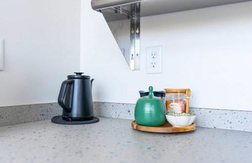 Midcentury Stay w Free Parking - Foto 6