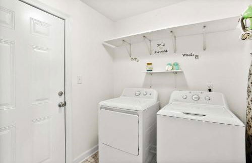 Endless Summer Retreat with Private Pool near Beach - Foto 32