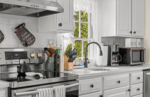 The School House Cottage, Historic 1BR Mystic River Stay Near Seaport - Foto 20