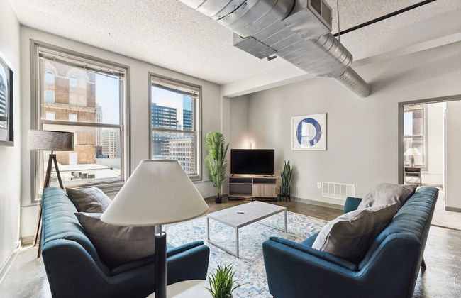 Spacious 2BR Downtown Retreat - Photo 36