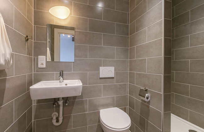 Inviting and Bright Guest Room in City Center - Photo 9