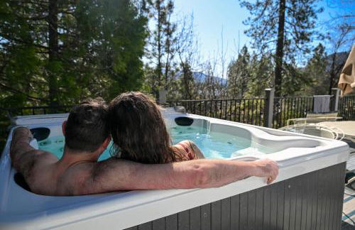 Near Yosemite Bass Lake Cabin with Hot Tub, Lake View, Pet Friendly - Photo 4