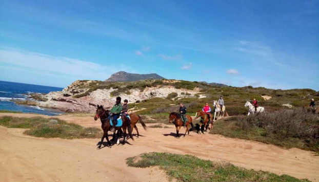 Ruta a caballo junto a la playa de Porto Ferro