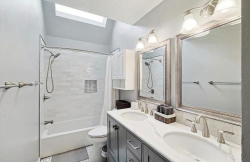 DFW Getaway - 4 Bedrooms Pool Oasis Media Room - Photo 26