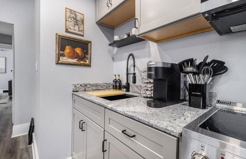 Completely Remodeled Walking Distance to Downtown Close to the Beach Downstairs Washer Dryer - Foto 29